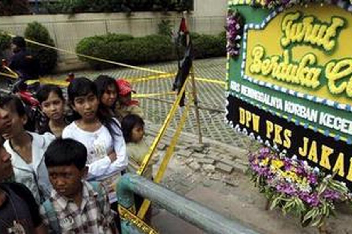 Warga melihat lokasi kecelakaan maut di Jalan MI Ridwan, Gambir, Jakarta Pusat, Senin (23/1/2012). Di lokasi inilah mobil Daihatsu Xenia bernopol B 2478 WI yang dikendarai oleh tersangka Afriyani Susanti menabrak 12 orang pada 22 Januari. Kecelakaan ini mengakibatkan 9 orang tewas dan tiga lainnya terluka.  