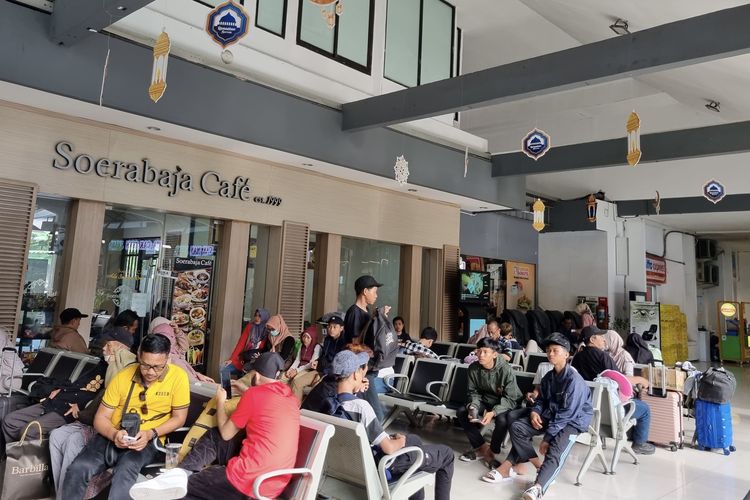 Penumpang kereta api di Stasiun Gubeng, Surabaya, Minggu (14/4/2024).