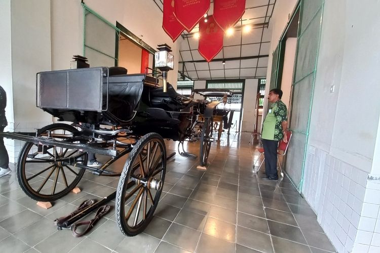 Keraton Yogyakarta akan menggelar kirab Trunajaya pada Selasa (21/10/2025), menampilkan dua kereta pusaka bersejarah, Kereta Landower dan Premili, yang sudah lebih dari 10 tahun tidak dipertontonkan. Kedua kereta ditarik 4 kuda dan dikusiri keturunan kusir HB VIII.