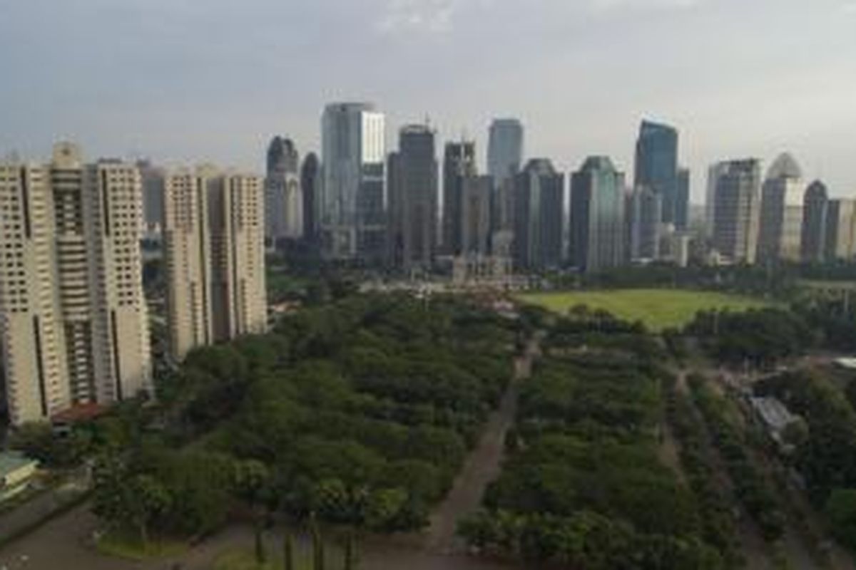 Hutan kota di kawasan kompleks Stadion Gelora Bung Karno, dengan latar belakang gedung pencakar langit di Jakarta Selatan, Senin (2/2/2015). KOMPAS.com / FIKRIA HIDAYAt