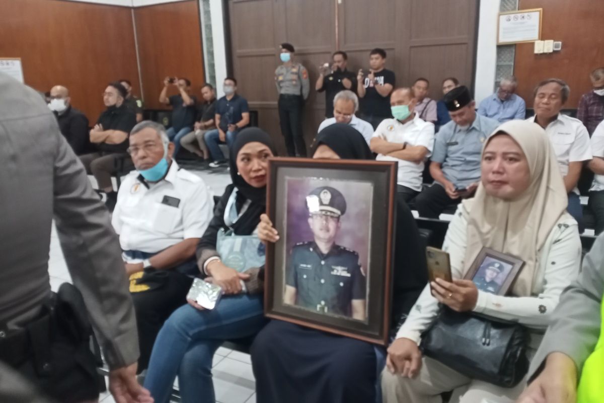 Henry Hernando Terdakwa pembunuhan Purnawirawan TNI Muhamad Mubin di Lembang, Kabupaten Bandung Barat di vonis 20 tahun. Vonis itu dibacakan langsung oleh Ketua Majelis Hakim Vici Valentino, di Pengadilan Negeri (PN) Bale Bandung, Selasa (28/3/2023).