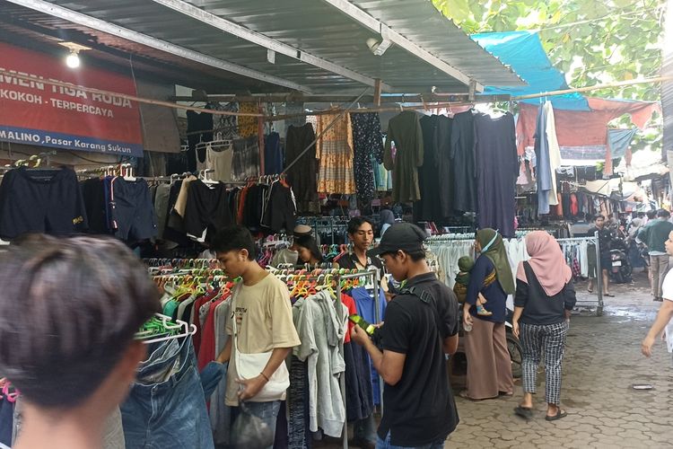 Penampakan pasar pakaian thrifting Karang Sukun, Mataram, terlihat rame dikunjungi warga menjelang perayaan hari raya Idul Fitri, Jumat (5/2024).