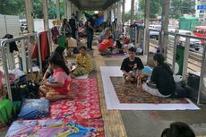 Rumah Masih Penuh Lumpur, Warga Rawa Buaya Bertahan di Halte Jembatan Baru