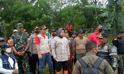 Sigap Atasi Banjir Bandang di Trenggalek, Kemensos Bangun 4 Lumbung Sosial