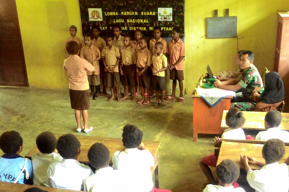  Lomba paduan suara lagu-lagu nasional tingkat pelajar distrik Mindiptana, Kabupaten Boven Digoel dalam rangka menyambut Hari Ulang Tahun (HUT) Kemerdekaan Republik Indonesia ke-72 yang digelar oleh Satgas Pamtas Yonif 405/Surya di Sekolah Dasar (SD) Inpres Osso Kamka, Distrik Mindiptana, Kabupaten Boven Digoel Papua, Kamis (04/08/2017) siang.