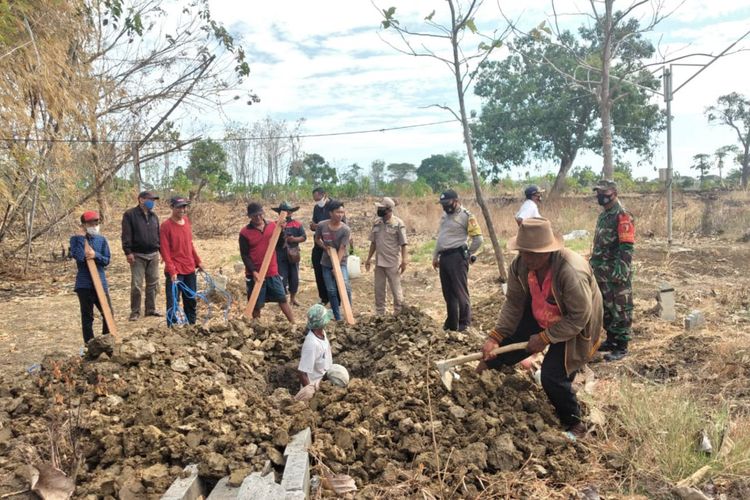 Para pelanggar yang tidak mengenakan masker di luar rumah, dihukum membantu penggalian kuburan di Desa Ngabetan, Kecamatan Cerme, Gresik.