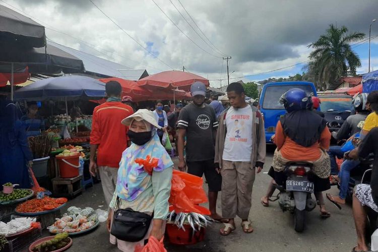 Beberapa pedagang di kawasan Pasar Mardika tidak menggunakan masker saat beraktivitas di hari pertama pemberlakuan Pembatasan Kegiatan Masyarakat (PKM) di Kota Ambon, Snein (8/6/2020)