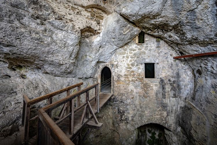 Ruangan di dalam gua Kastil Predjama, Slovenia