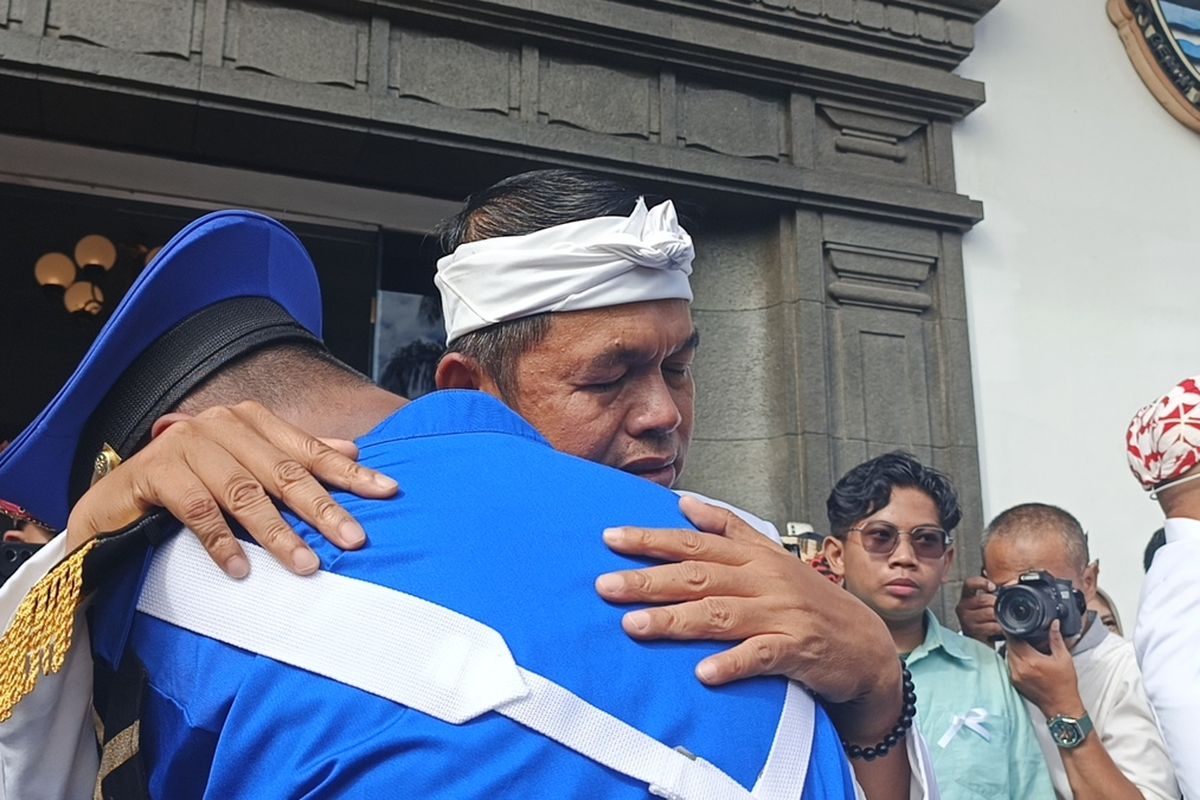 Gubernur Jabar, Dedi Mulyadi menangis saat memeluk siswa peserta program pendidikan berkarakter usai melaksanakan upacara Hari Kebangkitan Nasional di Gedung Sate, Selasa (20/5/2025).