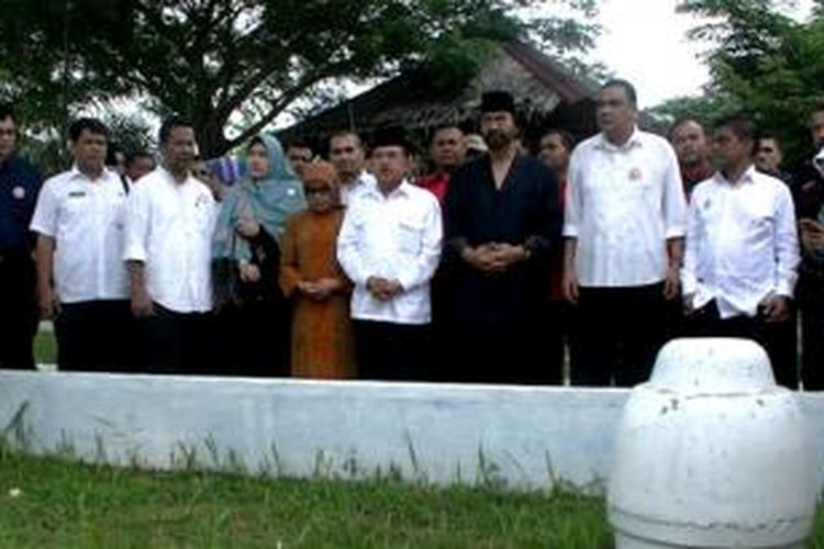 Calon Wakil Presiden Jusuf Kalla saat berdoa di pemakaman massal korban tsunami Aceh, Kamis (5/6/2014). 