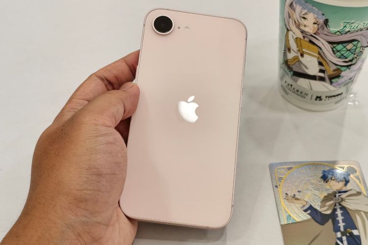 Bagian belakang iPhone 17e varian Soft Pink.