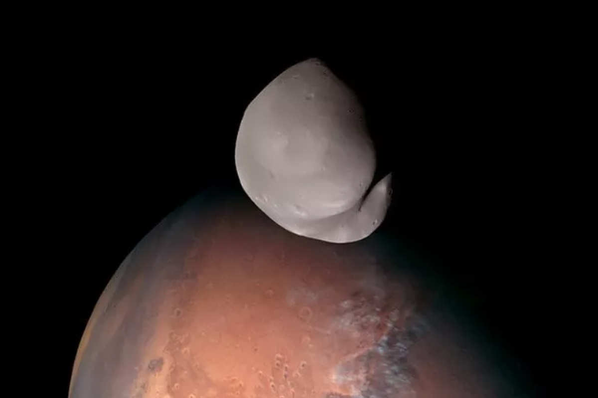 Penampakan satelit Mars, Deimos yang dipotret oleh wahana Hope milik Uni Emirat Arab. Deimos adalah satelit terkecil planet Mars, dan satelit terbesarnya disebut Phobos.