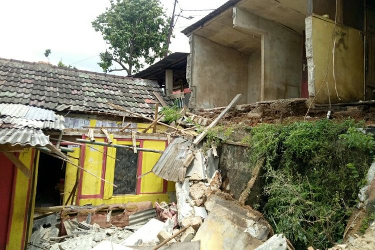 Dinding rumah kontrakan yang berlokasi di Kampung Cirompang, Kademangan, Setu,  Tangerang Selatan, Kamis (27/2/2020) ambruk. Kejadian iti pun menimpa satu rumah kontrakan lain di bawahnya. 