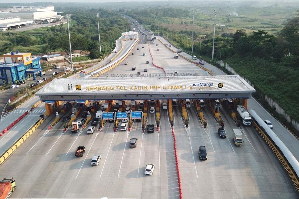 Sejumlah kendaraan tampak mengantri di depan Gerbang Tol Kalihurip, Jumat (30/10/2020)