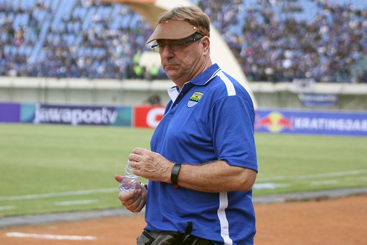 Pelatih Persib Bandung, Robert Rene Alberts, saat mendampingi timnya di leg kedua delapan besar Piala Indonesia melawan Borneo FC, di Stadion Si Jalak Harupat, Kabupaten Bandung, beberapa waktu lalu.