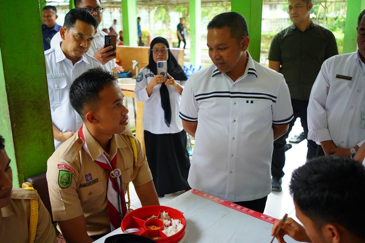 Gubernur Riau (Gubri) Abdul Wahid saat melakukan kunjungan kerja ke Sekolah Menengah Atas Negeri (SMAN) 5 dan SMAN 15 Pekanbaru, Rabu (17/9/2025).