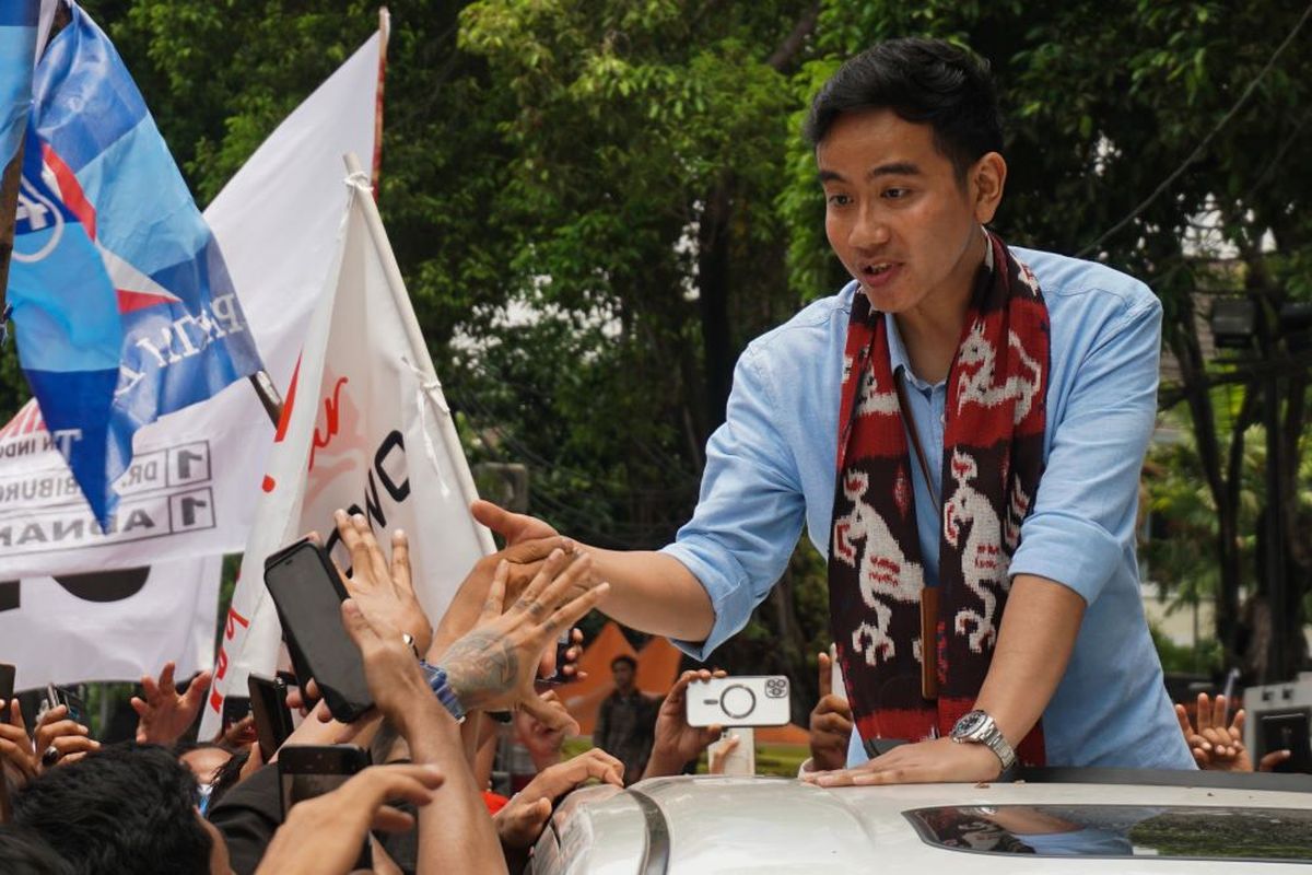 Bakal calon wakil presiden Gibran Rakabuming Raka menyapa pendukungnya usai melakukan pendaftaran Pilpres 2024 di Gedung KPU, Jakarta, Rabu (25/10/2023). Pasangan bakal capres Prabowo Subianto dan bakal cawapres Gibran Rakabuming Raka yang diusung Koalisi Indonesia Maju tersebut mendaftarkan diri sebagai peserta dalam Pemilihan Presiden (Pilpres) 2024. ANTARA FOTO/Rifqi Raihan Firdaus/hp.