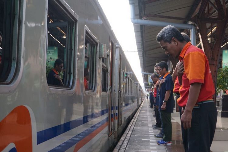 Para porter, petugas keamanan, serta sejumlah pegawai PT KAI di Stasiun Senen, memberikan penghormatan kepada para penumpang yang berangkat menggunakan kereta api dari Stasiun Senen. Tampak, sesaat sebelum kereta berangkat, para porter hingga pegawai PT KAI berdiri sejajar sambil meletatakan tangan di dada. Saat kereta mulai melaju, dengan kompak mereka menundukan kepala hingga kereta meninggalkan stasiun, Senin (11/6/2018).