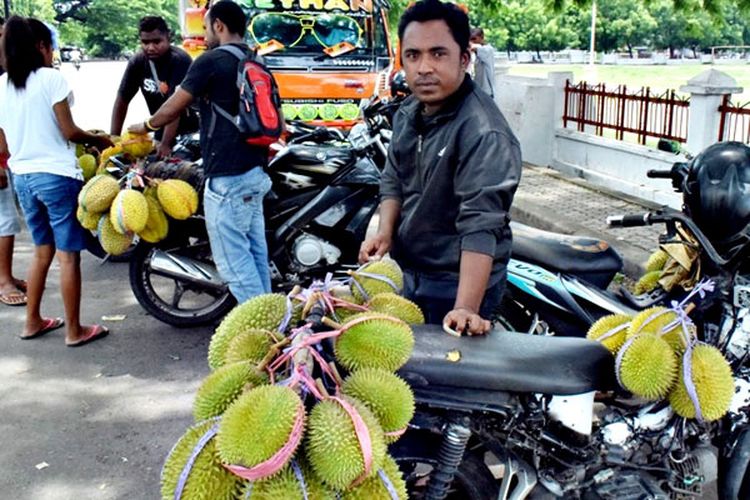 Roland dan teman-teman melayani pembeli durian di depan halaman Kantor Bupati Sikka, Flores, Nusa Tenggara Timur, Jumat (29/3/2019).