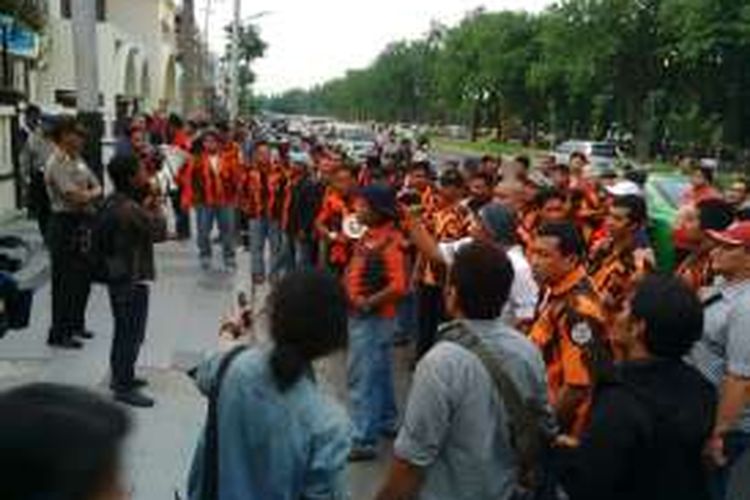 Aksi Pemuda Pancasila di depan kantor Kejati Jatim
