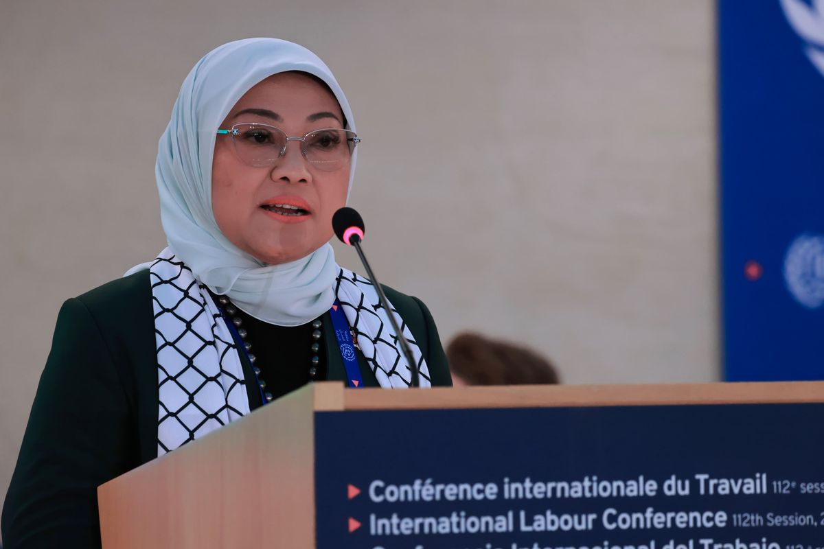 Menaker Ida Fauziyah saat memberikan pernyataan nasional dalam membahas laporan Direktur Jenderal (Dirjen) International Labour Organization (ILO) mengenai situasi pekerja di wilayah Arab yang diinvasi, Jenewa, Kamis (6/6/2024).
