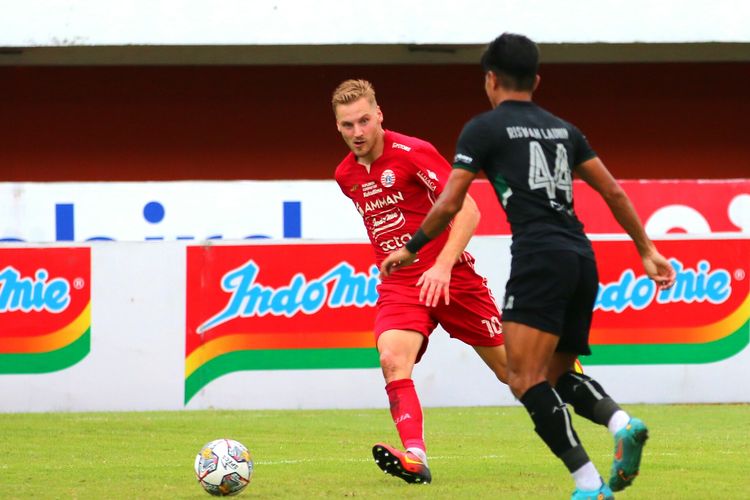 Hanno Behrens (nomo 10) dikawal oleh Riswan Lauhim dalam pertandingan Persija vs Persebaya pada pekan ke-15 Liga 1 2022-2023 di Stadion Maguwoharjo, Sleman, Yogyakarta, Jumat (16/12/2022) sore WIB.  