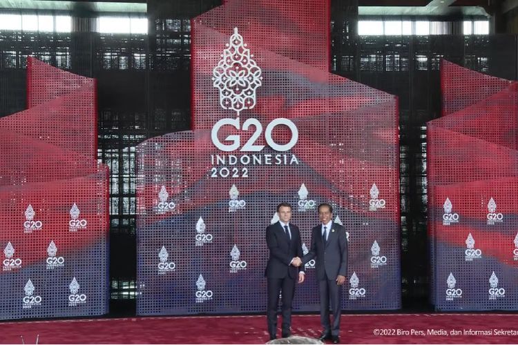 Presiden Joko Widodo dan Presiden Perancis Emmanuel Macron berfoto di depan instalasi tiga lidah api sebelum mengikuti Konferensi Tingkat Tinggi G20 di Bali, Selasa (15/11/2022).