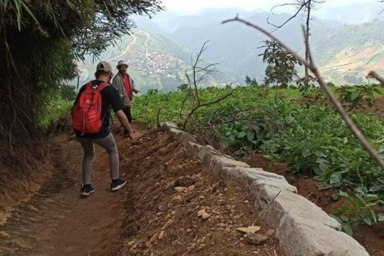 Diperkirakan keberadaan tangga batu - warga setempat menyebutnya ondo budho - terkait keberadaan kompleks candi Hindu peninggalan abad tujuh dan delapan di masa Mataram Kuno