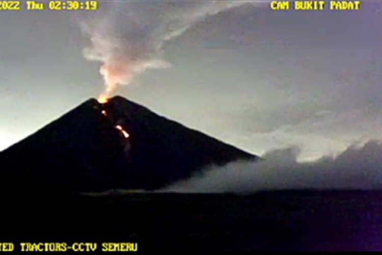 Tangkapan layar aktivitas vulkanik Gunung Semeru dari pantau kamera CCTV Semeru
