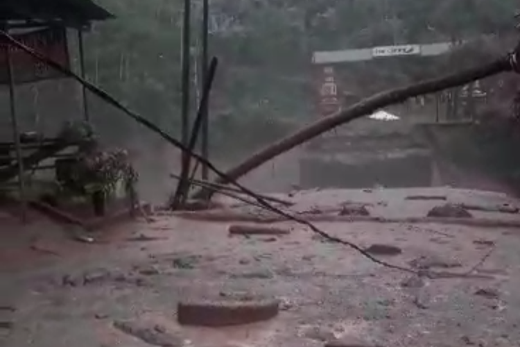 Tangkapan layar kondisi jembatan penghubung Malang Lumajang putus usai diterjang banjir
