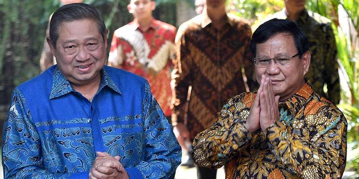 Ketua Umum Partai Gerindra Prabowo Subianto (kanan) dan Ketua Umum Partai Demokrat Susilo Bambang Yudhoyono memberikan salam kepada media sebelum melakukan pertemuan tertutup di kediaman Prabowo, Jalan Kertanegara, Jakarta Selatan, Senin (30/7/2018). Pertemuan tersebut merupakan tindak lanjut dari komunikasi politik yang dibangun kedua partai untuk Pilpres 2019.