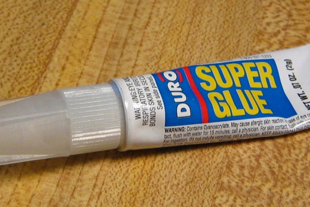 Super Glue atau lem super