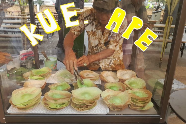 Pedagang kue ape di Festival Kuliner Serpong 2023