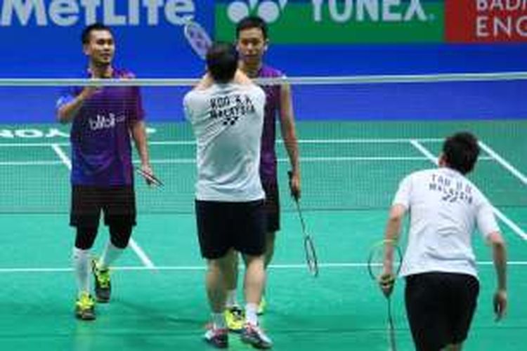 Pasangan ganda putra Indonesia, Mohammad Ahsan/Hendra Setiawan, bersalaman dengan pasangan Malaysia, Koo Kien Keat/Tan Boon Heong, setelah menyelesaikan laga babak kedua All England di Barclaycard Arena, Birmingham, Kamis (10/3/2016).