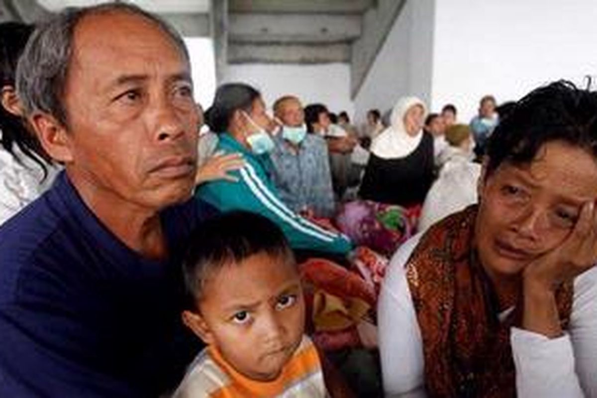 Korban letusan Gunung Merapi tak kuasa menahan haru pasca-letusan Gunung Merapi di posko pengungsian Stadion Maguwoharjo, Sleman, Yogyakarta, Jumat (5/11/2010). Letusan Gunung Merapi yang terjadi pagi dini hari tadi mengakibatkan sedikitnya 54 orang tewas, 66 orang luka-luka terkena semburan awan panas, dan 30.000 warga mengungsi. 