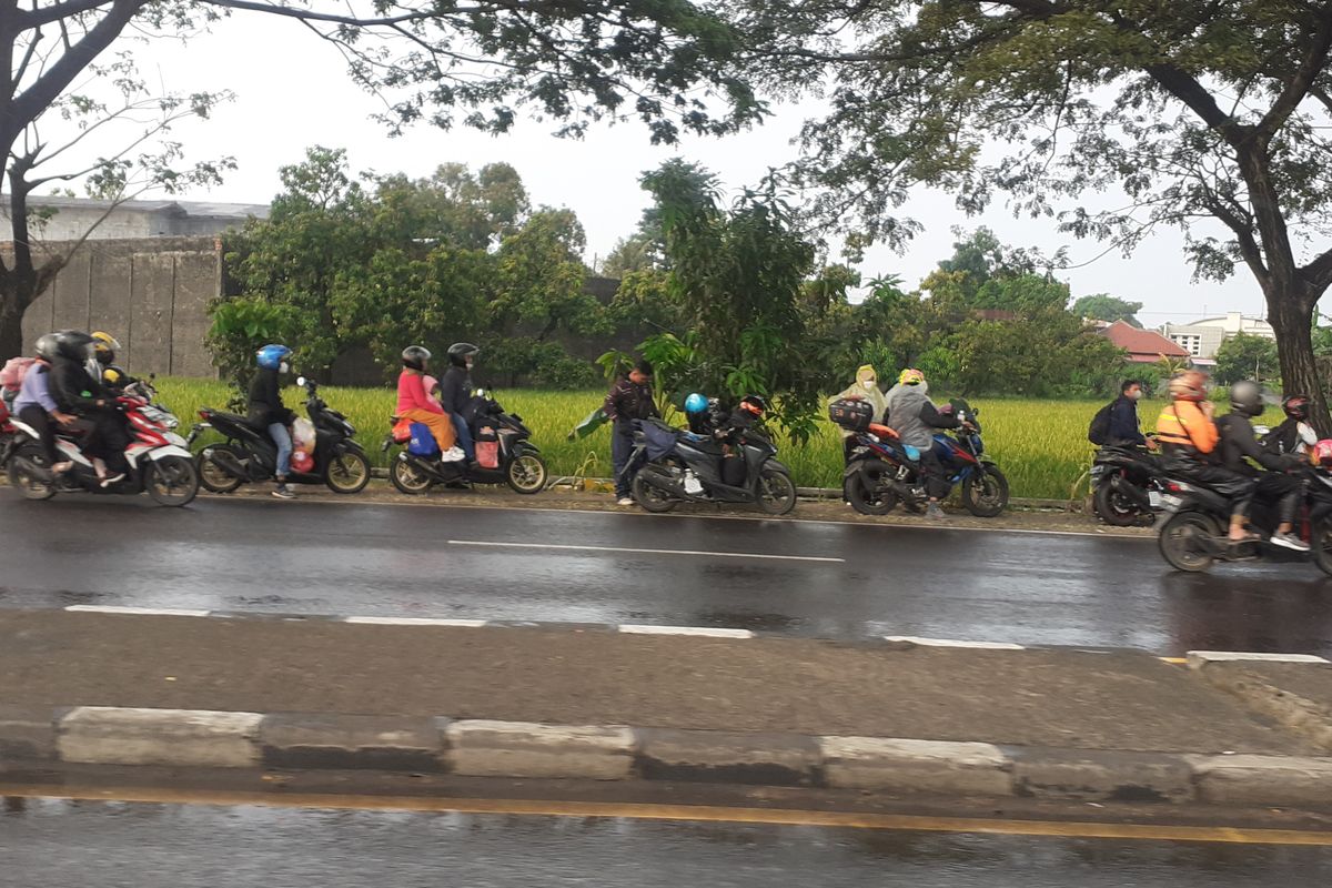 Pemudik dengan sepeda motor yang berteduh di Jalan Pantura Indramayu, Jawa Barat