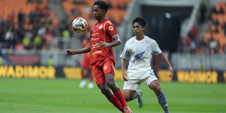 Aksi gelandang Aditya Warman saat Persija Jakarta menjamu PSM Makassar pada lanjutan pekan ke-22 Super League 2025-2026. Duel Persija Jakarta vs PSM Makassar  bergulir di Jakarta International Stadium (JIS), Jakarta, Jumat (20/2/2026).