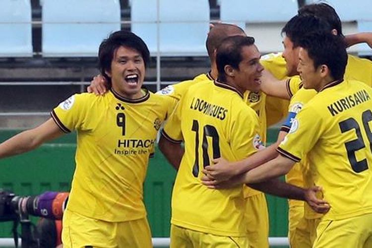 Para pemain Kashiwa Reysol merayakan gol Masato Kudo (kiri) pada leg kedua babak 16 besar Liga Champions lawan Jeonbuk Hyundai, Rabu (22/5/2013). Kashiwa akhirnya menang 3-2 dan lolos ke perdelapan final dengan keunggulan agregat 5-2.