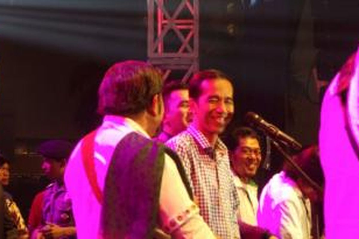 Duet Gubernur DKI Jakarta Joko Widodo dan pedangdut Rhoma Irama di panggung Jakarta Night Festival, Selasa (31/12/2013), beberapa menit sebelum pergantian tahun.