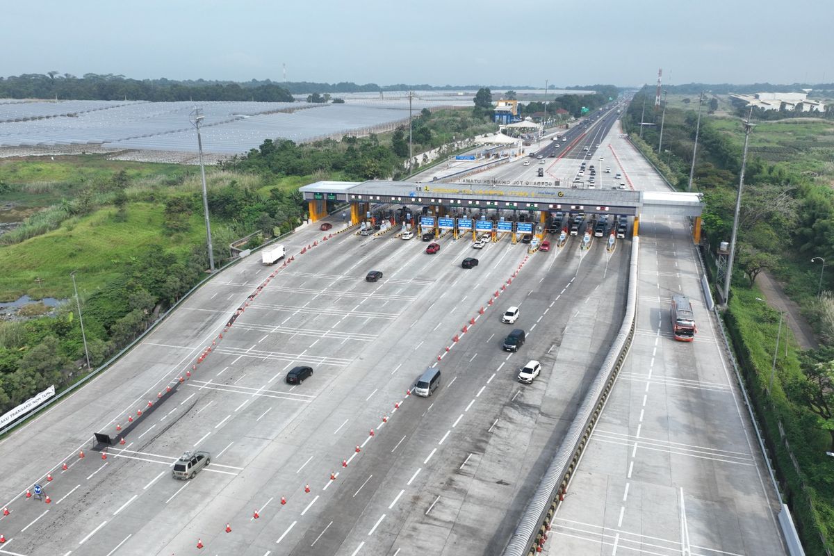 Situasi lalu lintas pada Periode Arus Balik Lebaran 2023 di GT Cikampek Utama, Jalan Tol Jakarta-Cikampek. 