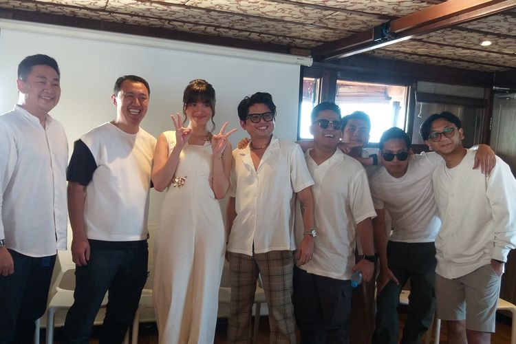 Penyanyi Mawar Eva (tengah) bersama band Juicy Luicy dan petinggi label musik Trinity Optima dan E-Motion dalam konferensi pers peluncuran video musik Tak di Tanganku, di atas kapal Jakarta Phinisi, Baywalk, Jakarta Utara, Kamis (16/3/2023). 