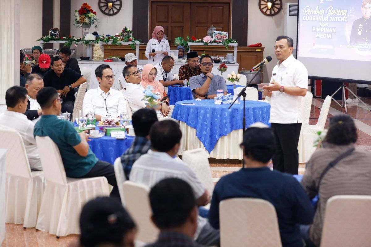Gubernur Jawa Tengah (Jateng) Ahmad Luthfi dalam acara Rembug Bareng Gubernur Jateng dengan Pimpinan Media di Gedung Gradhika Bhakti Praja Semarang pada Rabu (2/7/2025).
