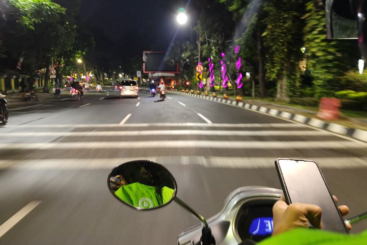 Situasi jalan di Surabaya usai aksi solidaritas untuk almarhum Affan Kurniawan yang berakhir ricuh, Jumat (29/8/2025) malam.