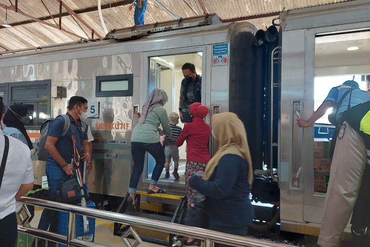 NAIK KERETA--Calon penumpang naik kereta api di Stasiun Madiun, Senin (11/7/2022)