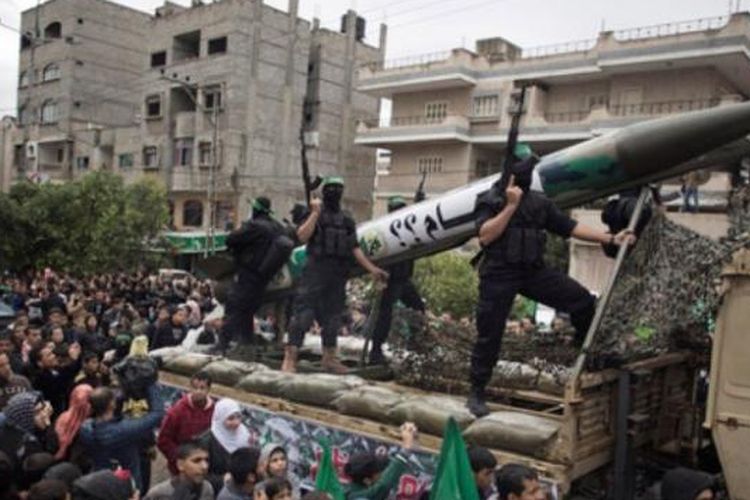 Anggota Hamas menggelar parade memperingati hari jadi kelompok itu tahun lalu.
