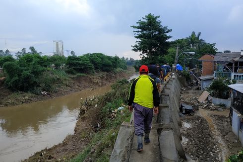 Banjir Surut Sejak Dini Hari, Warga Pondok Gede Permai Mulai Tinggalkan Pengungsian