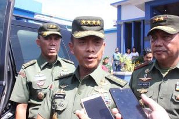 Kepala Staf Angkatan Darat (KSAD) Jendral TNI Mulyono meninjau pembangunan pengkalan pesawat drone di wilayah perbatasan.TNI siap mengoperasikan pesawat drone untuk mengawasi wilayah perbatasan.