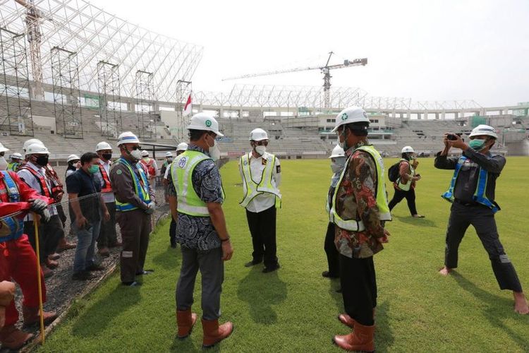 Gubernur Banten Wahidin Halim bersama tim KPK memantau pembangunan Banten International Stadium di Kawasan Sport Center Banten di Serang. 