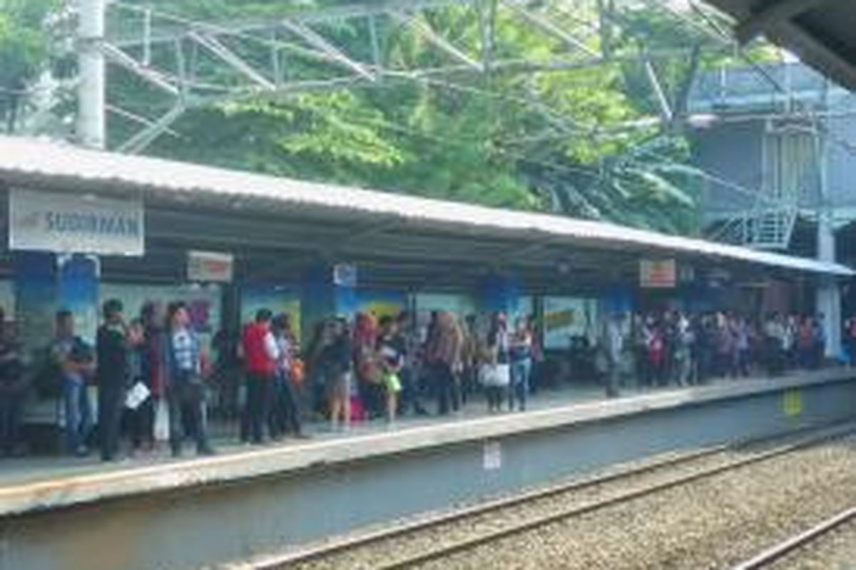 Stasiun Sudirman mulai ramai oleh penumpang KRL tujuan Manggarai hingga Bogor, Rabu (22/4/2015) sore