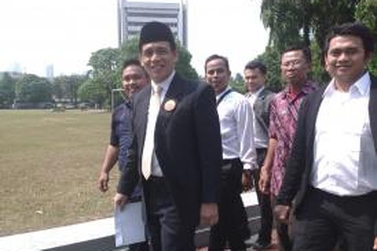 Anggota DPR RI terpilih dari Daerah Pemilihan Sumatera Utara 1, Muhammad Syafi'i saat baru tiba di Kompleks DPR/MPR RI Senayan, Jakarta, Rabu (1/10/2014).